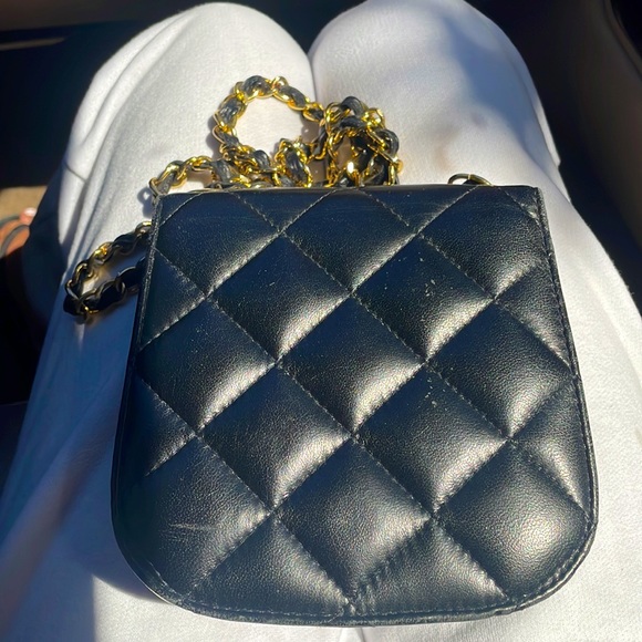 Vintage Chanel classic flap bag with cross body strap and magnetic closure - Picture 2 of 2